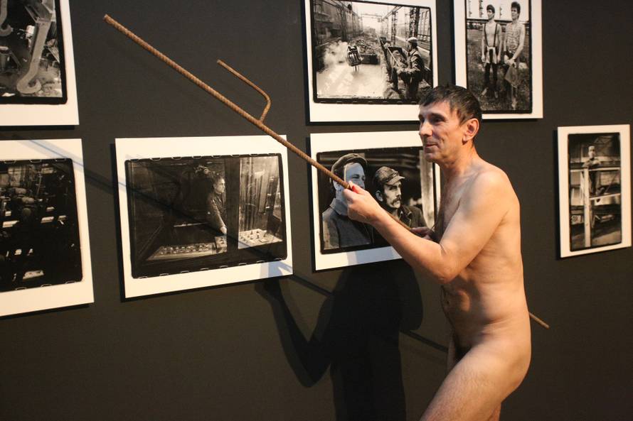 Zagreb: Siniša Labrovi? izveo je performans u ?ast preminulom prijatelju 