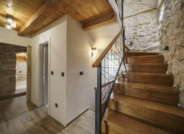 FOTO Ulov i pol: Kamena kuća u Tribunju nalazi se tik do mora, a vrijedi manje od 'milje'!?!