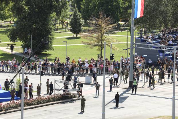 Zagreb: Građani se okupljaju duž trase vojnog mimohoda