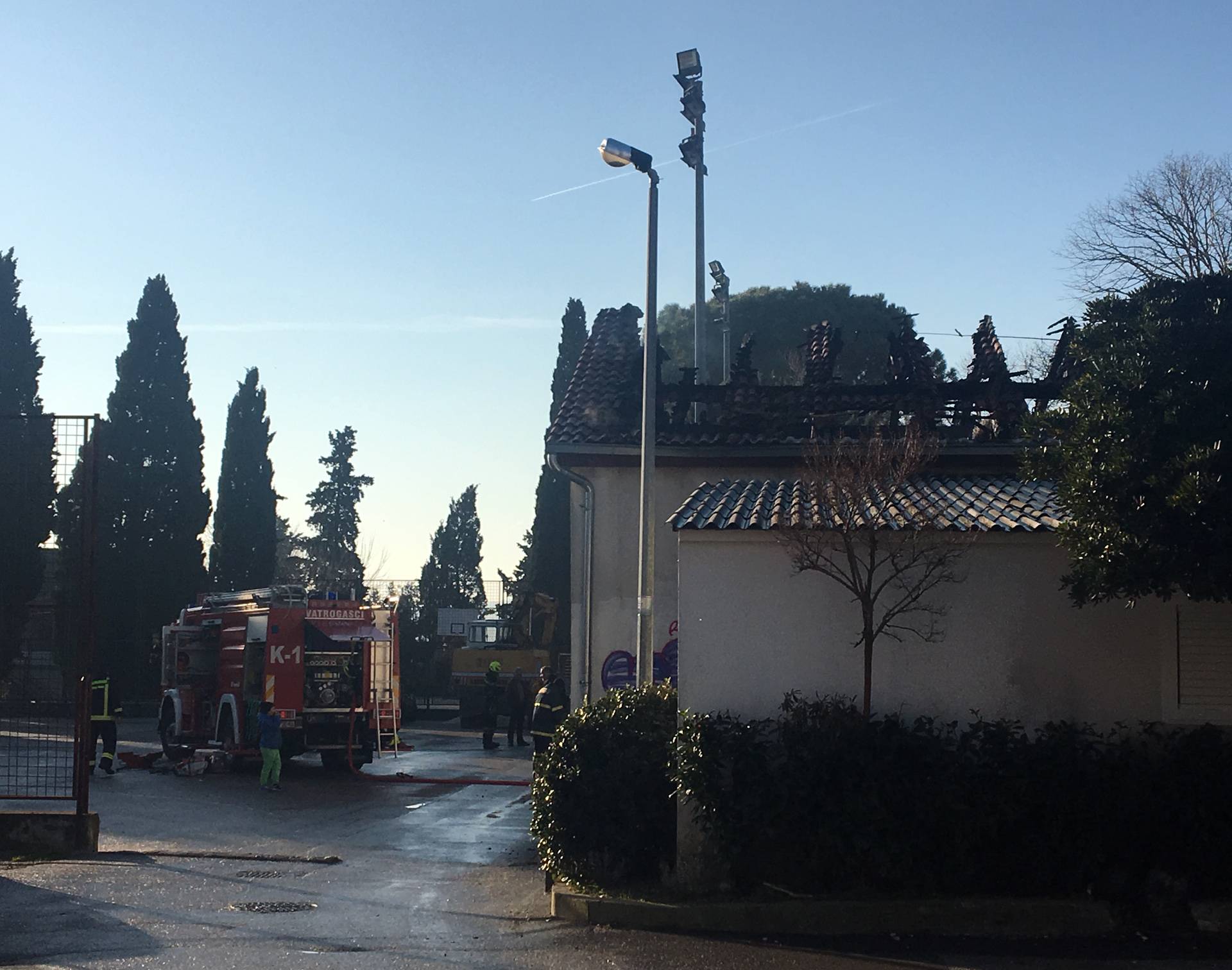 Buktinja progutala dio škole u Dalmaciji: 'Ovo nije prvi put'