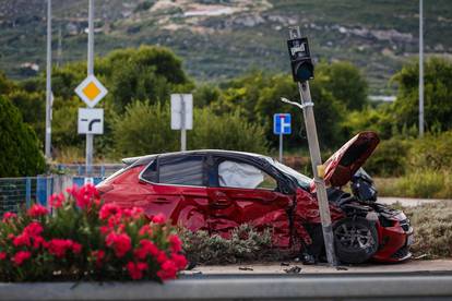 Troje ozlijeđenih u sudaru dva automobila u Kaštel Štafiliću