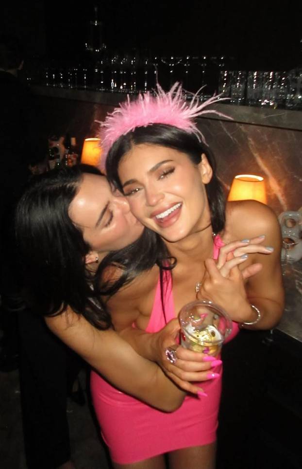 FOTO Bujna Kylie se utegla u mini rozu lateks haljinicu