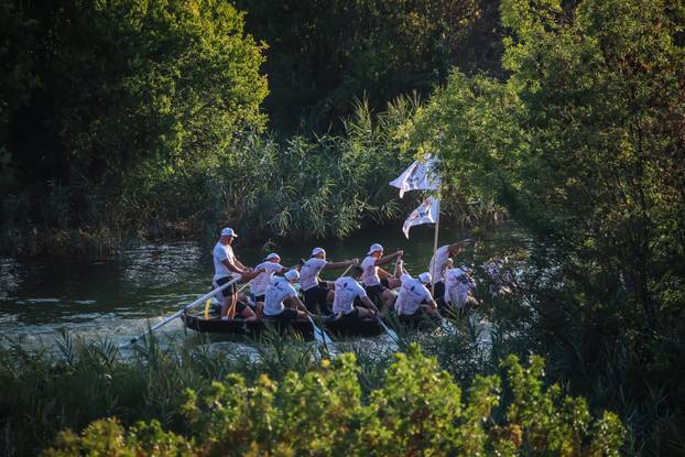 Prolazak Maratona lađa kroz Rogotin uz bakljadu