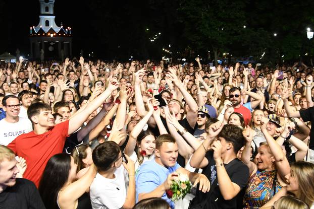 Bjelovar: Mladenci sa svadbe došli na koncert Dubioze i zaplesali s njima na pozornici