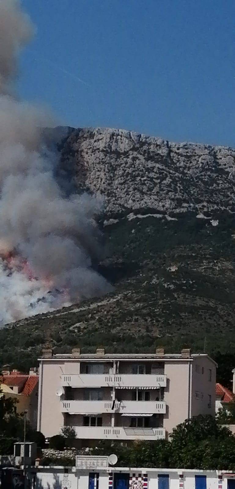 Četiri kanadera gase požar na Kozjaku: 'Gadno je, ovo ćemo gasiti sigurno dva dana...'