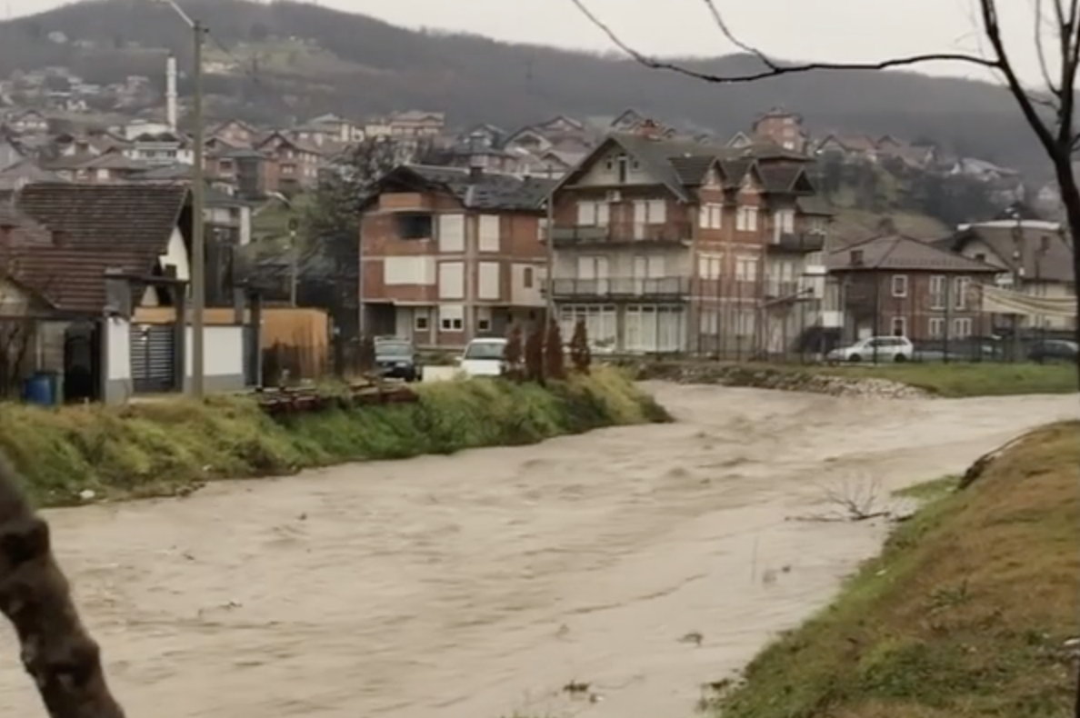 Velike poplave u Srbiji: Bujica odnijela dvoje ljudi, tragaju za njima. Ugrožene su stotine kuća