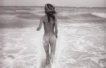 Gola Heidi Klum trčala po plaži i mazala se pijeskom