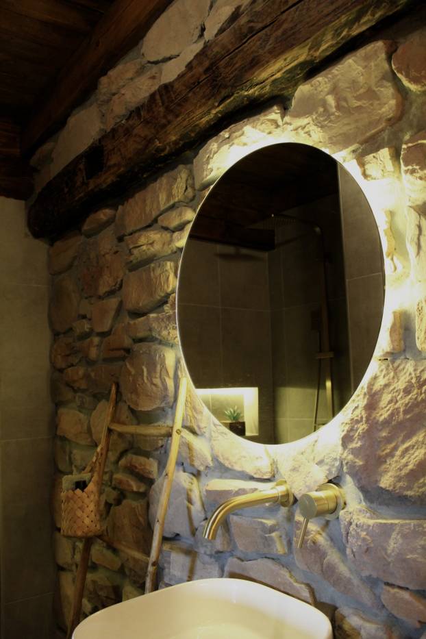 FOTO Ova kuća blizu Zagreba pravi je raj - filmove možete gledati iz bačve za kupanje!