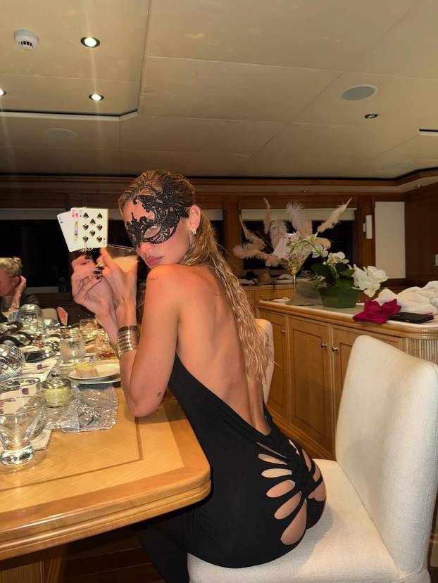 FOTO Je li ovo najizazovnije izdanje Belle Hadid do sada? Lice je sakrila i pokazala guzu