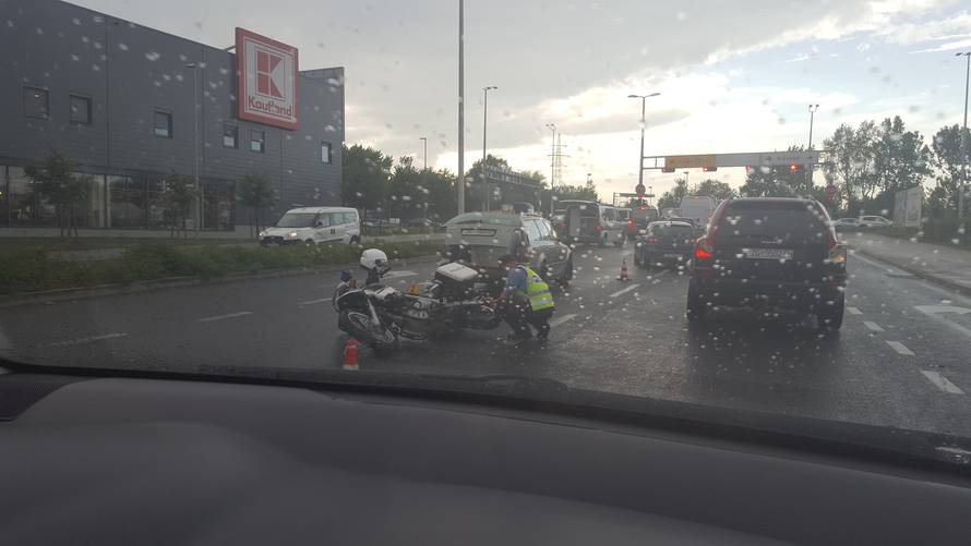 Policajac ozlijeđen u nesreći, pao sa službenog motocikla