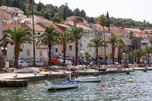 Grad Korčula pravi je mali biser i za razgledavanje i za kupanje