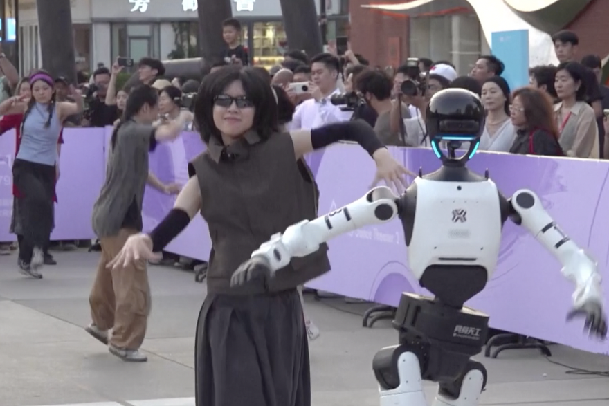 Ples s robotima