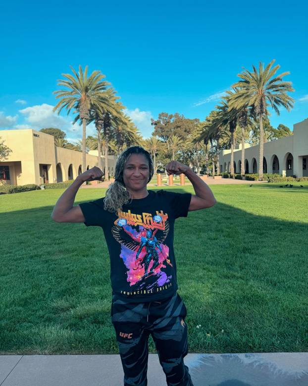 FOTO Kakav gaf! Borkinja na vaganju vadila umetke iz grudi i dala ih službeniku, njemu ispali