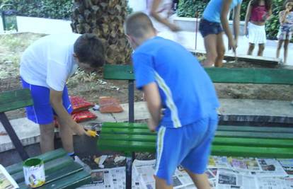 Djeca u Splitu uređuju park i u njemu sade cvijeće