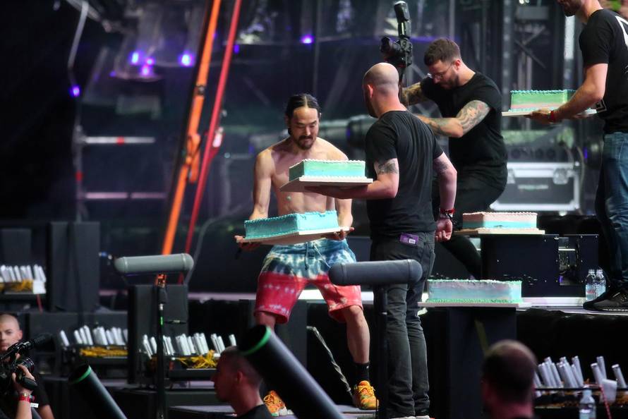 Split: DJ Steve Aoki bacao torte partijanerima u publici