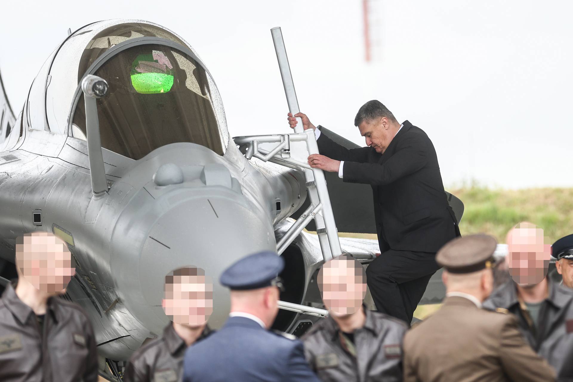 
Zagreb: Predsjednik Zoran Milanović pregledao Rafale i popeo se na jednog