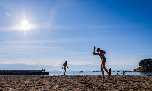 FOTO Sunce i picigin: Evo kako je u ponedjeljak bilo na kultnim Firulama. U&zcaron;ivaju i stari i mladi