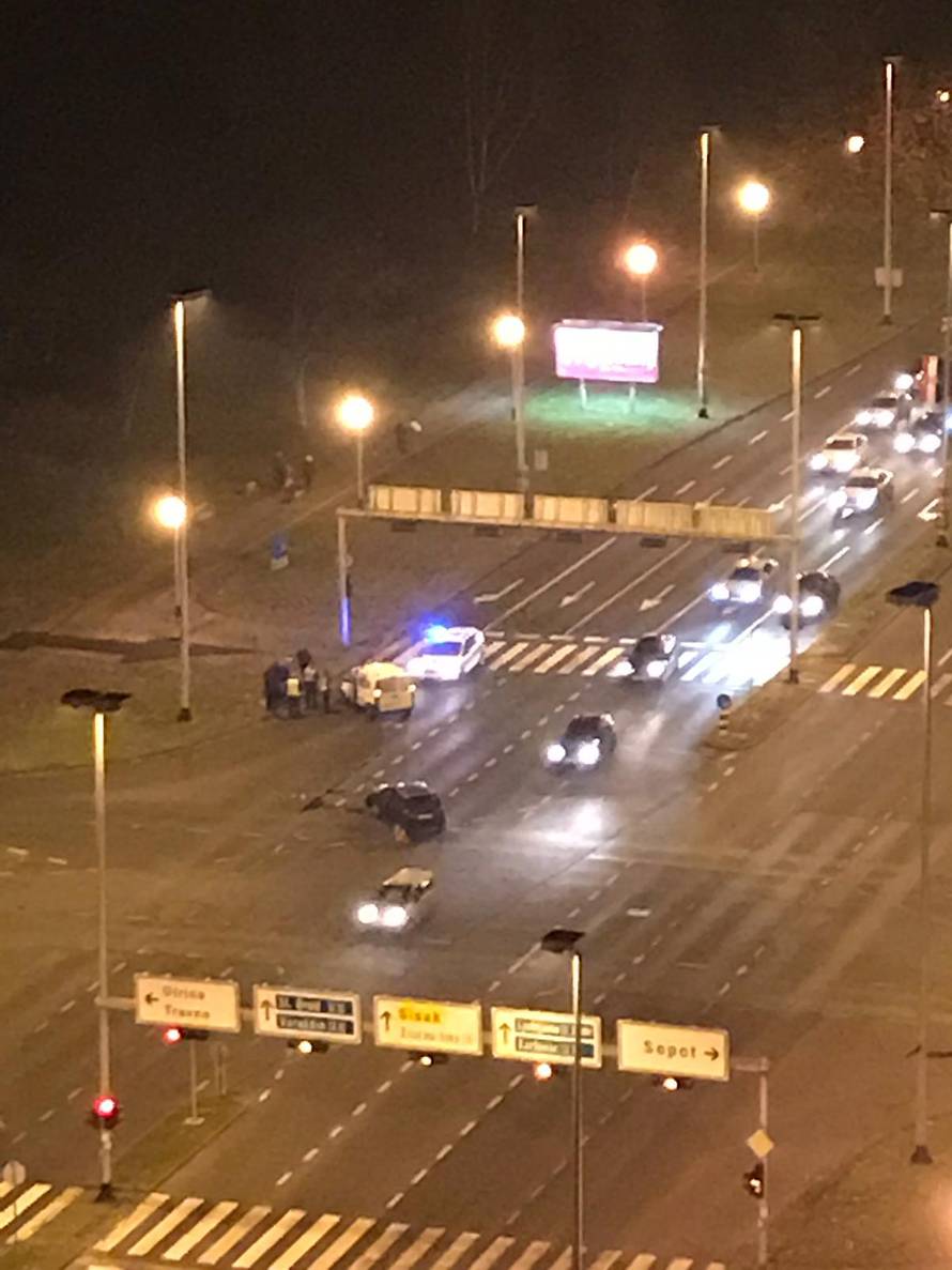 Nesreća u Zagrebu: Sudarili se auti, jedan završio na krovu
