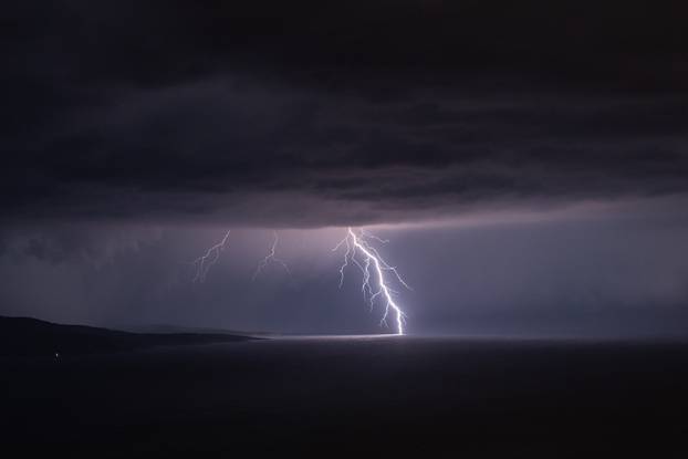 Pogled na Makarsku i munje u bračkom kanalu prema Splitu