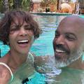 Halle Berry objavila fotku svog zaru&ccaron;nika, on gol pliva u bazenu