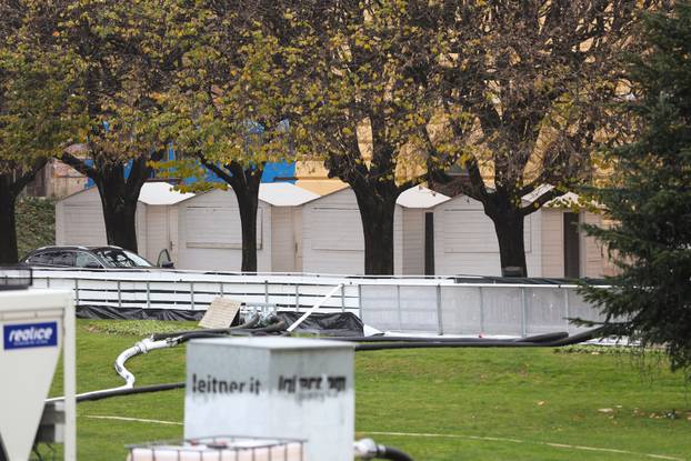 Zagreb: Postavljanje adventskih kućica na Trgu kralja Tomislava