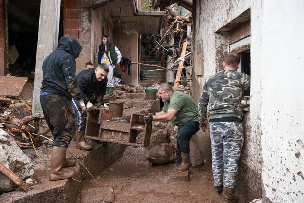 Jablanica: Ispod ruševina kuća traje potraga za žrtvama 