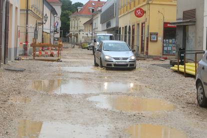 FOTO Blatnjave lokve po centru Karlovca: Kiša napunila ulice na Zvijezdi na kojoj traju radovi