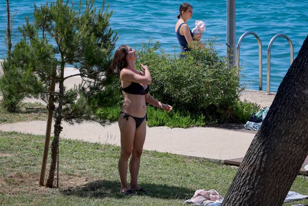 Zadar: Visoke temperature u Zadru, građani potražili osvježenje na plaži