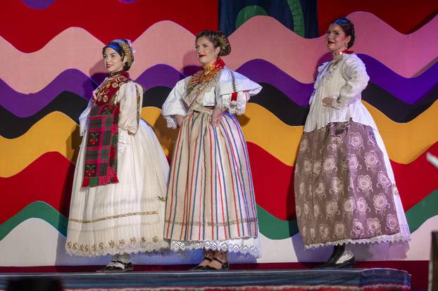 Županja: U sklopu 59. Šokačkog sijela održana Revija narodnih nošnji zlatara