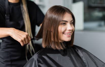 Trend na TikToku: 'Hair dusting' obećava nestanak oštećenih vrhova kose - ne radite to sami