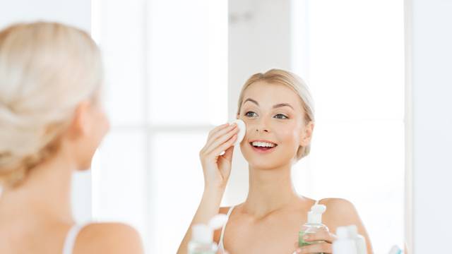 Učinkovitije je: Ulja za čišćenje lica aplicirajte na suhu kožu