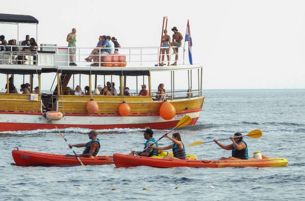 Dubrovnik ljeti, tisuće posjetitelja, ali i bogata ponuda za svakoga
