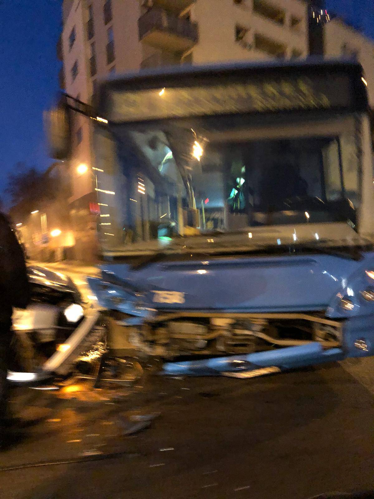 Sudar ZET-ova autobusa i auta na Črnomercu, troje ozlijeđeno