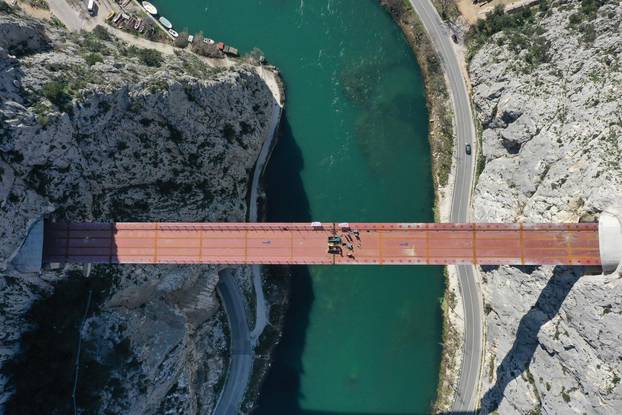 Pogled iz zraka: Spojen most u Omišu, traju zadnje pripreme za svečano otvorenje