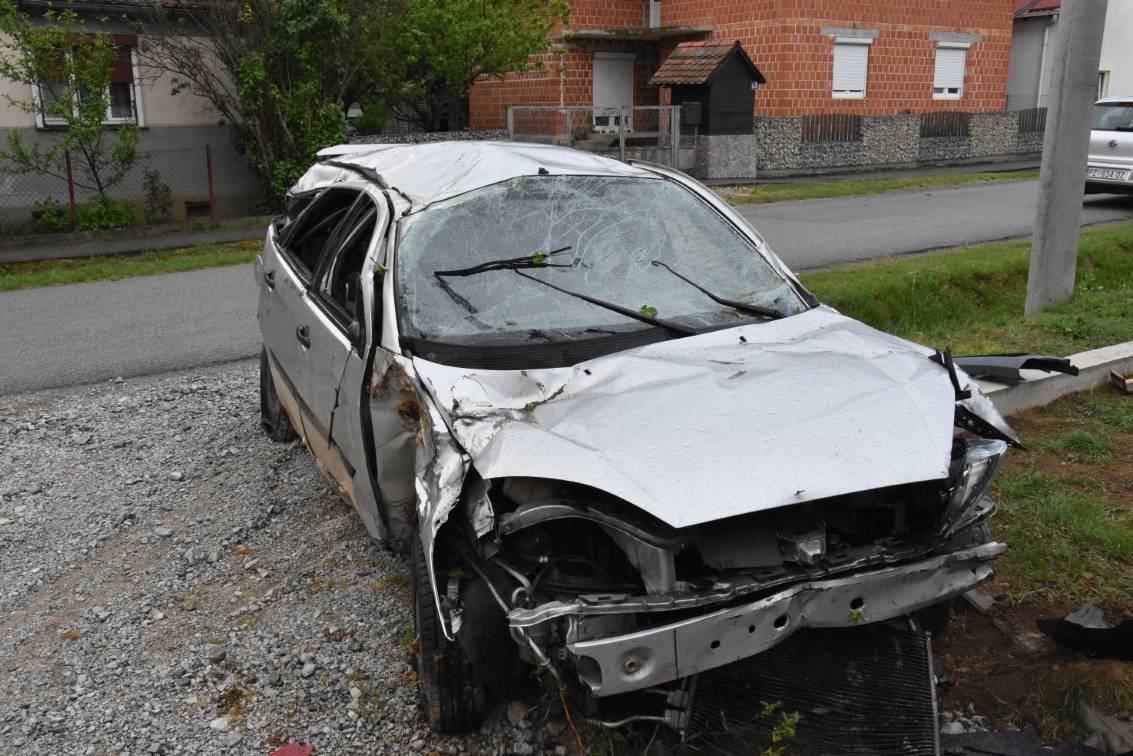 Strava kod Požege: Auto uletio u sobu, majka i dijete spavali