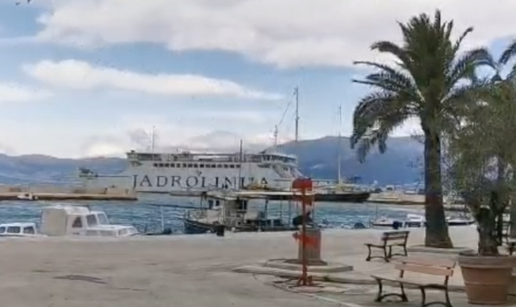VIDEO Trajekt uspješno uplovio u luku Supetar. Teška borba s vjetrom, crveni alarm na snazi
