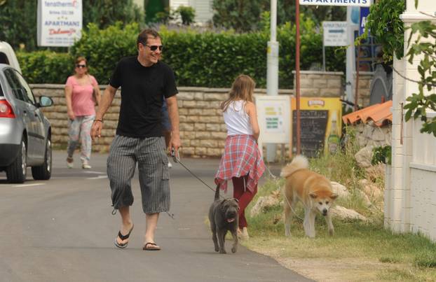 Srima: Bivši izbornik Slaven Bili? iskoristio slobodan dan za šetnju s k?eri i psima uz more