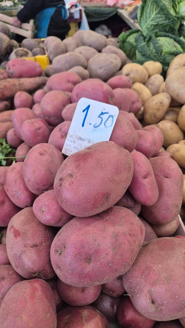 FOTO Pogledajte ponudu tržnice u Osijeku: Kila odojka 4,19 €. A 30 jaja je 6 €. Evo što se isplati