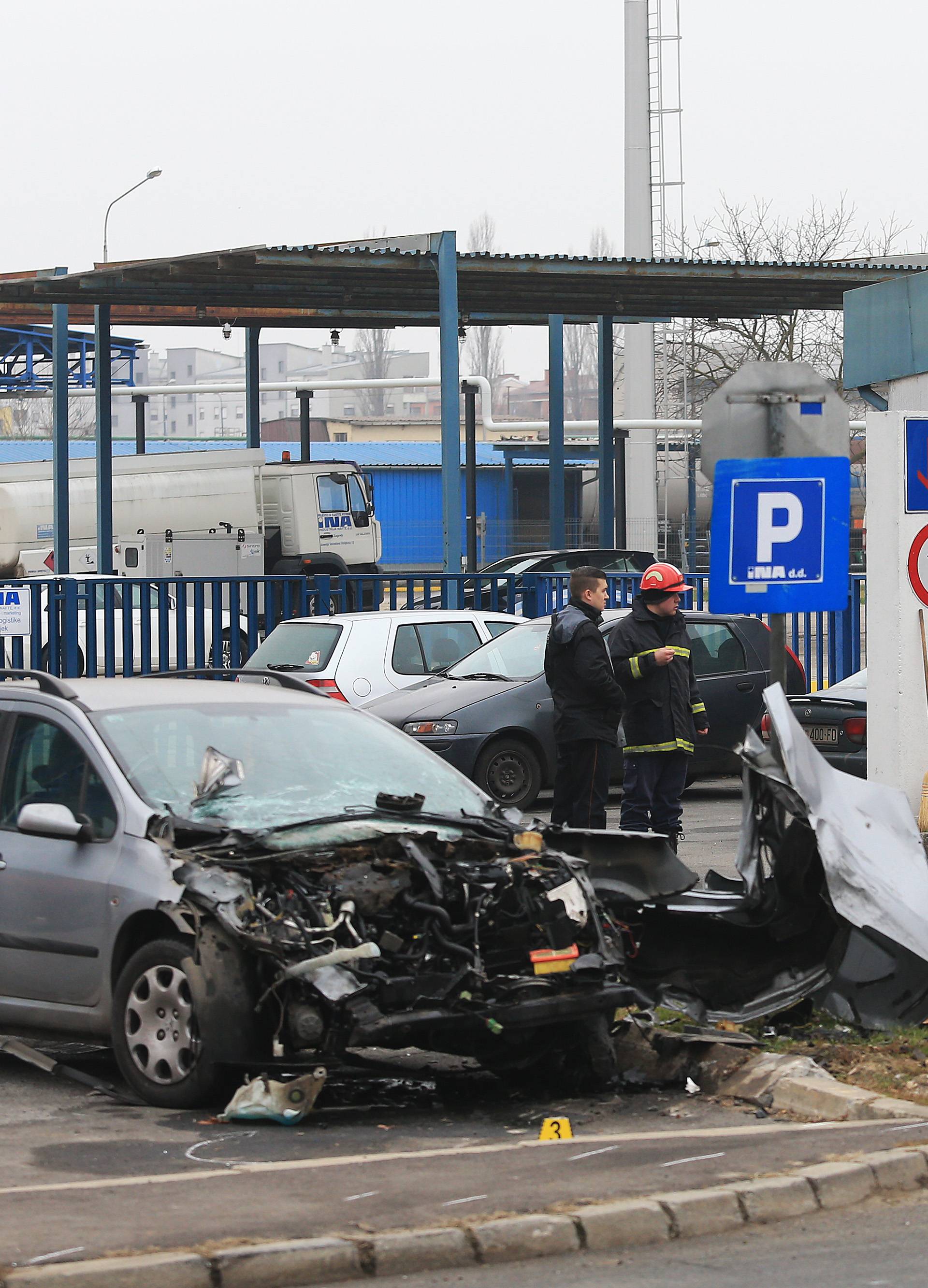 Šleper proklizao pa je zgužvao 4 automobila na parkiralištu