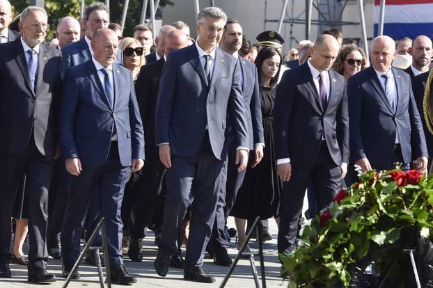 Knin: Državni vrh polaže vijence u znak sjećanja na poginule, nestale i umrle hrvatske branitelje