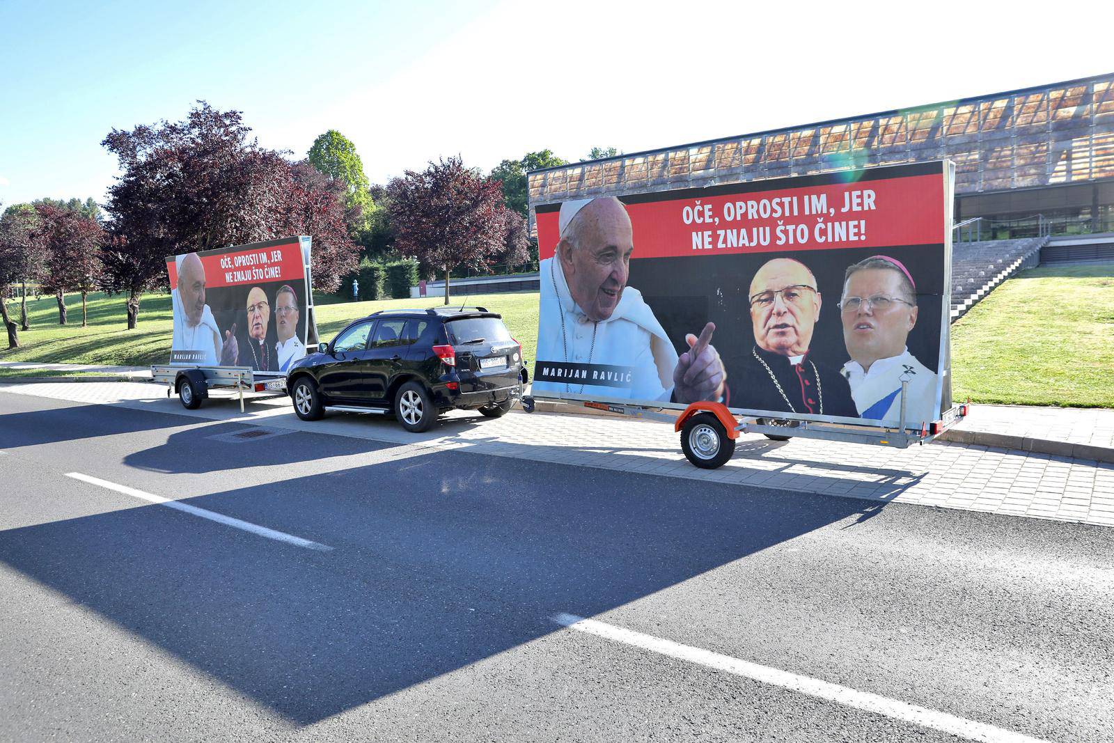 Poduzetnik jumbo plakatima prosvjeduje ispred HBK koji su mu dužni novac