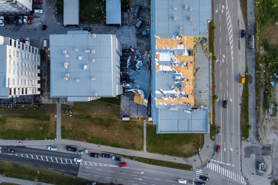 POGLED IZ ZRAKA - U olujnom nevremenu u naselju Špansko krov sa zgrade pao je na automobile