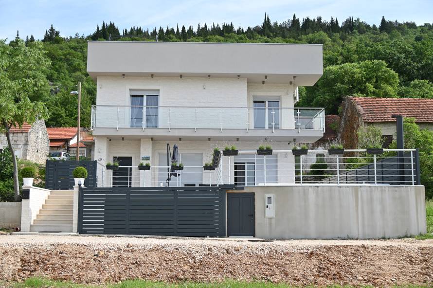 Vila Nede Ukraden u blizini Imotskog zjapi prazna u rujnu: Ima grijani bazen, jacuzzi...