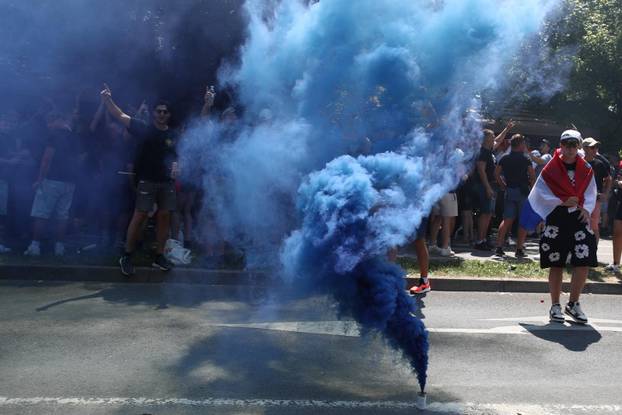Zagreb: Zapaljene baklje u fan zoni na Bundeku uoči Thompsonovog koncerta 