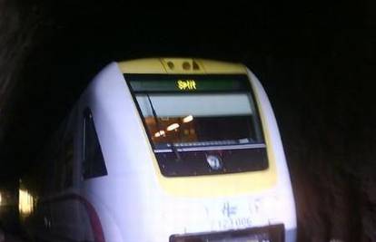 Nagibni vlak s 51 putnikom iskočio iz tračnica u tunelu