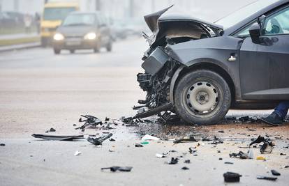 Bježao od policije 135 km/h i zaletio se u kamion. U autu s njim bile majka i curica (10)