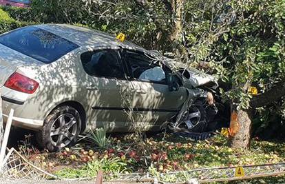 Nesreća u Požegi: Auto sletio s ceste, udario u ogradu i stablo