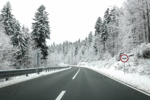 Snijeg je zabijelo Gorski Kotar 