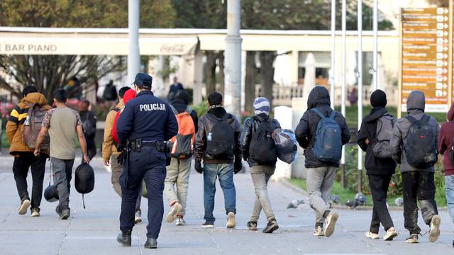 Zagreb: Policija u zadnje vrijeme poja?ano nadzire migrante koji se okupljaju oko Glavnog kolodvora
