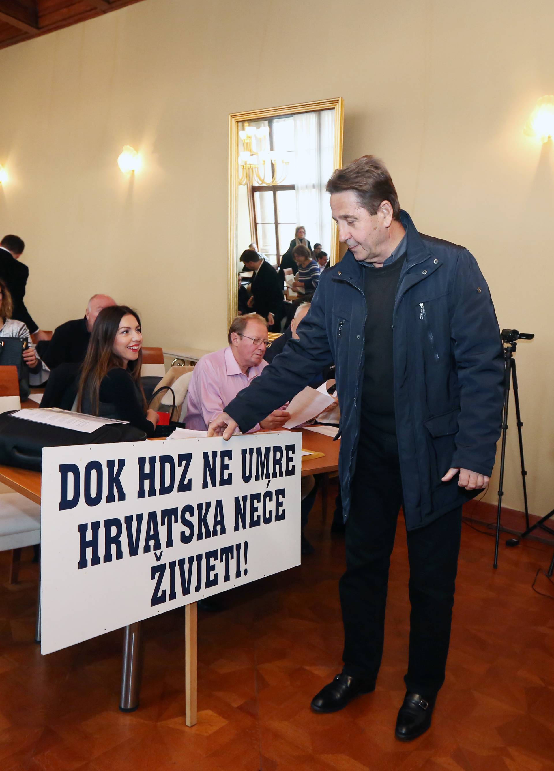 Show Stipe Petrine: 'Dok HDZ ne umre, Hrvatska neće  živjeti'